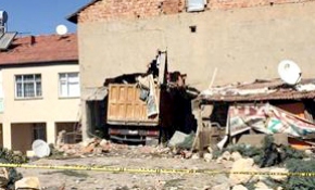 Yokuş inen kamyon bahçe duvarını aşıp eve girdi