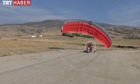 Görme engellilerin "yamaç paraşütü" keyfi