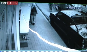 Kadınların hırsızlık girişimi güvenlik kamerasında