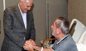 Başbakan Yıldırım, Bağcılar'da bir hastanede hasta ziyaretinde bulundu