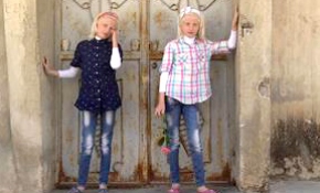 Suriyeli albino hastası ikizler ailelerinin neşe kaynağı