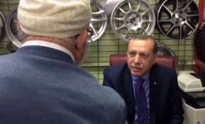 Cumhurbaşkanı'yla öyle bir tokalaştı ki...