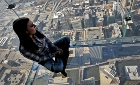 Gökdelenlerin üstünde yürüyüş