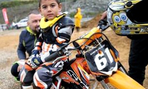 Anne kucağından inip motosiklete bindi