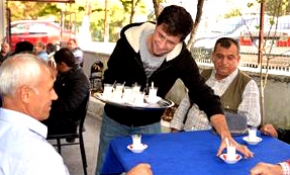 Bu kahvehanede 'tavşan kanı' değil 'inek sütü' içiliyor