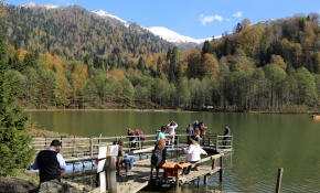 Saklı cennet Karagöl'de iki mevsim bir arada yaşanıyor