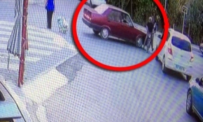Otomobilin motosiklete çarptığı kaza güvenlik kamerasına yansıdı
