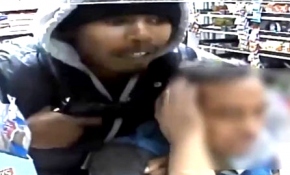 Markette silahlı soyguncu dehşeti