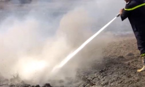 Zehir saçan kükürt fabrikası yanmaya devam ediyor