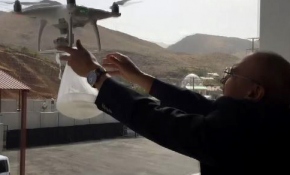 Koruculara "drone" ile tatlı ikramı