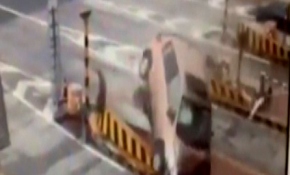 Gişelere kontrolsüz girdi, bariyere çarpıp takla attı