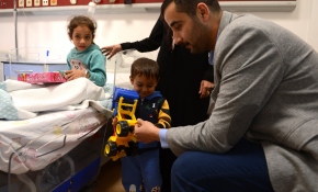 Savaş mağduru çocuklara oyuncak