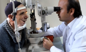 Görmeyen gözüne 35 yıl sonra kavuştu