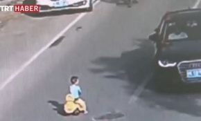 3 yaşındaki çocuk akan trafiğe daldı