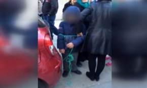 Çocuğunu iple arabaya bağladı