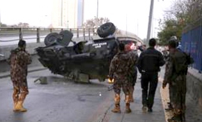 Başkentte zırhlı polis aracı üst geçitten düştü
