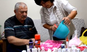 Engelli kadın ekmeğini "kokulu taş"tan çıkartıyor