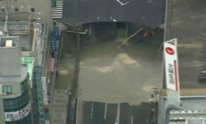 Japonya'daki dev göçük 5 şeritli yolu yuttu