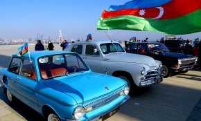 Bayraklarla donatılan klasik arabalar kent sokaklarında tur attı