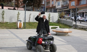 107 yaşında ATV kullanıyor
