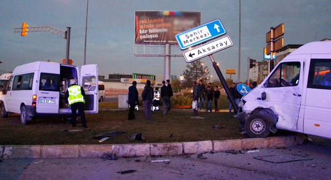 İşçileri taşıyan minibüsler çarpıştı