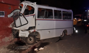 Servis minibüsü duvara çarptı