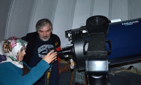 Teleskopla "süper ay"a bakmak için sıraya girdiler