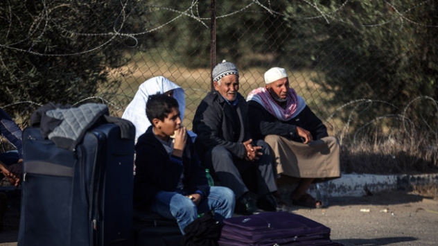 Refah Sınır Kapısı'ndan geçişler devam ediyor