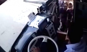 Kalp krizi geçiren kadını halk otobüsü şoförü hastaneye yetiştirdi