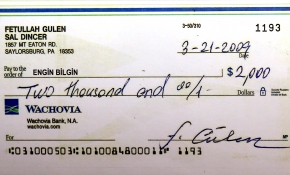 FETÖ şüphelisinin evinde Gülen imzalı "hatıra çeki" bulundu