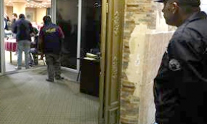 Kapatılan iş yerindeki mührü kırıp kumar oynattılar