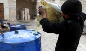 Halep'te "ilkel yöntemlerle" yakıt üretiliyor