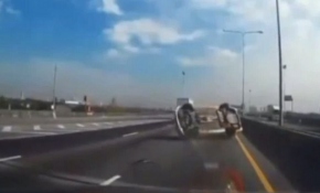 Otomobil böyle takla attı!