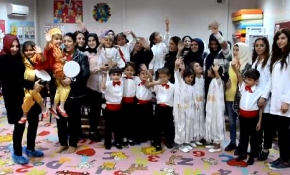 Suriyeli çocuklar, özgürlük ve barışı anlatan şarkılar söyledi