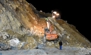 Toprak altında kalan işçilerin çıkarılması için çalışmalar devam ediyor