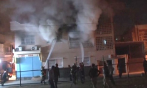 Ateşe verdiği annesinin evinin yanışını izledi