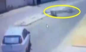 Önce otomobile çarptı, ardından kafasına direk devrildi