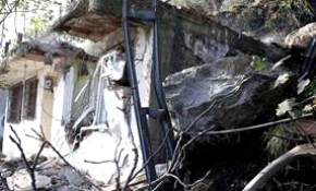 Evin üzerine kaya düştü