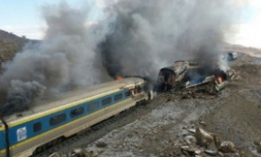 İki tren kafa kafaya çarpıştı