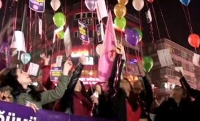 Kadına yönelik şiddeti protesto için balonları gökyüzüne bıraktılar