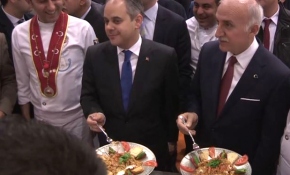 Bakan Kılıç, gıda fuarını gezdi, tramvaya bindi