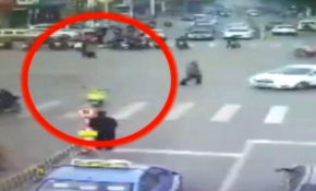 Sürücüsüz motosiklet adama böyle çarptı