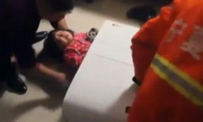 Çamaşır makinesine sıkıştı