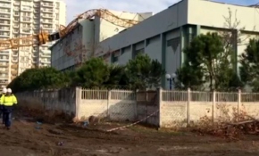 Şiddetli rüzgar kule vinci okulun üzerine devirdi