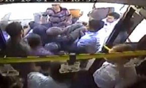 Rahatsızlanan yolcuyu otobüs ile hastaneye yetiştirdi