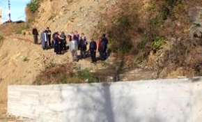 Akrabasına kızdı yolu kapattı