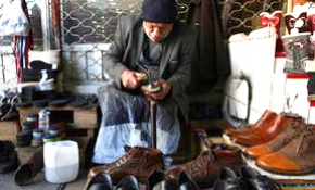 60 yıldır aynı köşede ayakkabı tamir ediyor