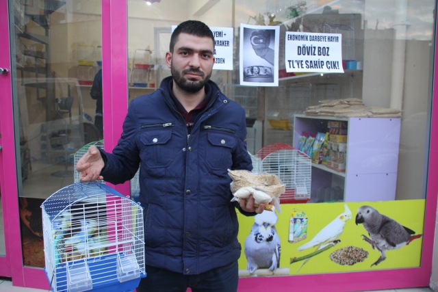 Siirtli esnaf Türk lirasına sahip çıkıyor