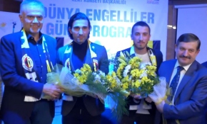 Fenerbahçeli futbolcular, engelli gençlerle buluştu