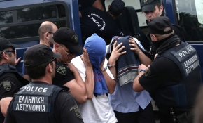 Yunanistan darbecileri vermiyor